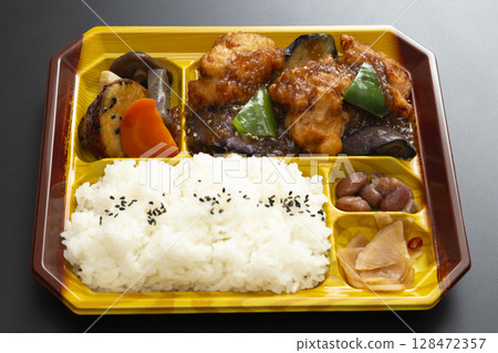 黑色背景裝有炸雞的午餐盒 黑色背景裝有炸雞的午餐盒 128472357