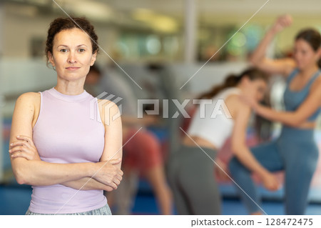 Woman athlete pose before training in gym 128472475