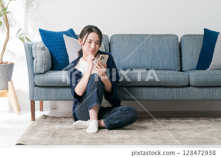 年輕女子在客廳放鬆 128472938