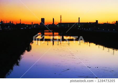 Sunset scenery around Shinshiba River in Kawaguchi City, Saitama Prefecture Sunset scenery around Shinshiba River in Kawaguchi City, Saitama Prefecture 128473205