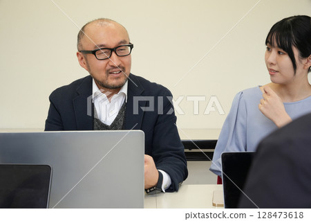 在辦公室工作的人 在辦公室工作的人 128473618