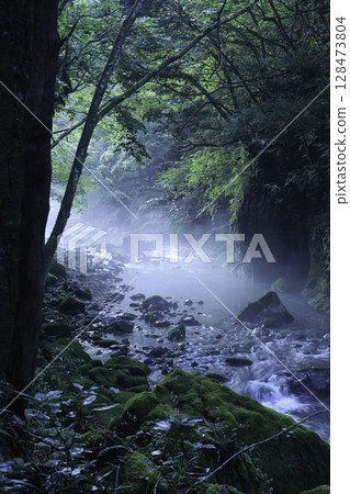 The fantastical landscape of the Maruhara River and the rays of light shrouded in morning mist 128473804