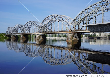 道加瓦河上的鐵路橋 128473859