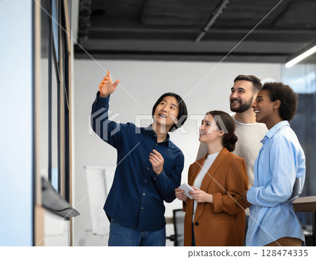 在辦公室工作的人 128474335