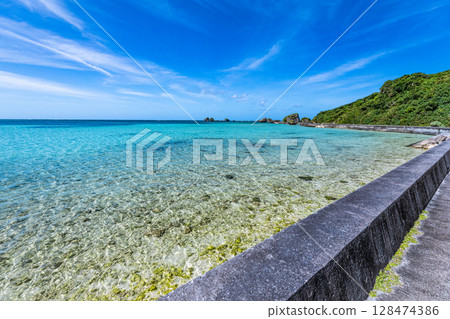 The sea of Ogami Island, 4km from Miyako Island 128474386