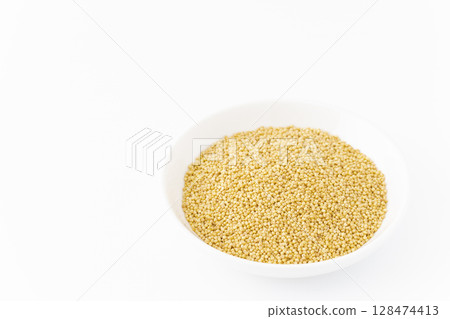 白色背景盤子裡的黃色麻糬小米 白色背景盤子裡的黃色麻糬小米 128474413
