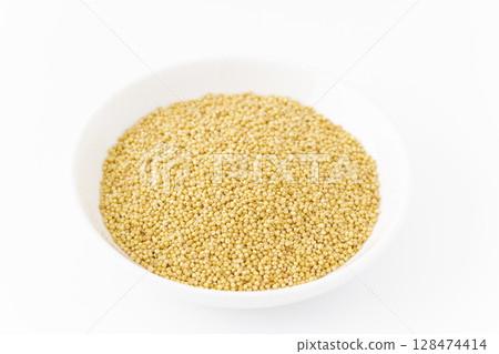 白色背景盤子裡的黃色麻糬小米 白色背景盤子裡的黃色麻糬小米 128474414