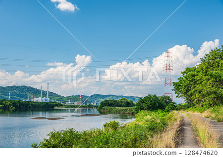 Summer scenery of the Yodo River, Hirakata City 128474620