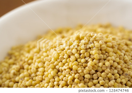 盤子裡的黃色糯米糍的特寫 128474746