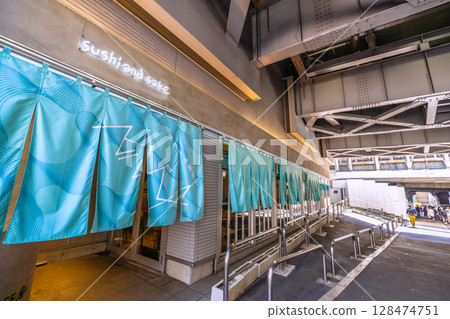 日本東京城市景觀。澀谷壽司店和澀谷溪旁高架鐵路下其他區域的景色。 日本東京城市景觀。澀谷壽司店和澀谷溪旁高架鐵路下其他區域的景色。 128474751