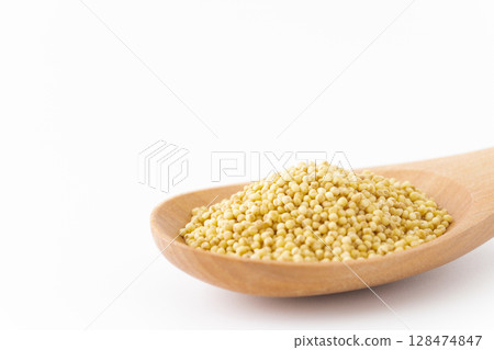 湯匙上的黃色糯米糍的特寫 湯匙上的黃色糯米糍的特寫 128474847