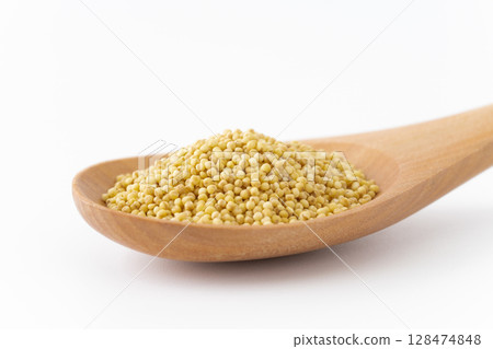 湯匙上的黃色糯米糍的特寫 湯匙上的黃色糯米糍的特寫 128474848