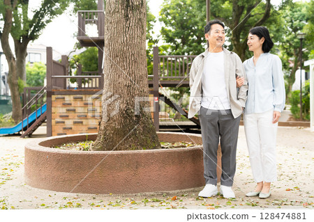 成熟夫婦散步 — 生活方式形象 128474881