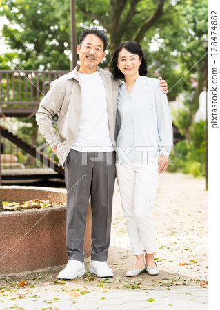 成熟夫婦散步 — 生活方式形象 成熟夫婦散步 — 生活方式形象 128474882