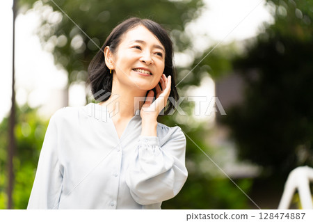 中年婦女站在生活方式形象之外 中年婦女站在生活方式形象之外 128474887