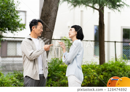 成熟夫婦戰鬥生活方式形象 128474892