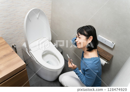 一位患有廁所問題的中年婦女的生活方式形象 一位患有廁所問題的中年婦女的生活方式形象 128474920
