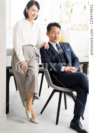 中年男女肖像商業形象 128474952