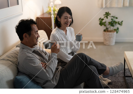 一對中年夫婦用杯子喝酒的生活方式形象 一對中年夫婦用杯子喝酒的生活方式形象 128474965