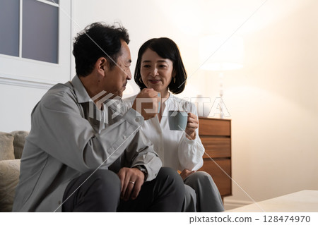 一對中年夫婦用杯子喝酒的生活方式形象 128474970