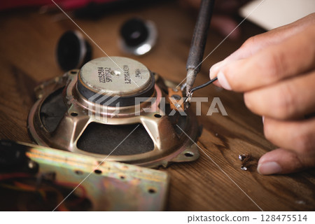 Repairing the electronic device 128475514