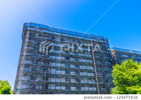 日本橫濱城市景觀 - 夏日天空......公寓大樓維修和檢查的鷹架和防護網景觀 - 7 月 9 日 日本橫濱城市景觀 - 夏日天空......公寓大樓維修和檢查的鷹架和防護網景觀 - 7 月 9 日 128475816
