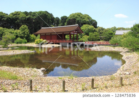 The Toin Garden, a modern-day guest house where the imperial family held banquets and ceremonies, was restored at the Heijo Palace ruins, a World Heritage Site. 128475836