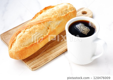 Freshly baked, delicious baguettes and freshly brewed, aromatic coffee 128476009