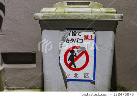 A trash can with a notice not to litter A trash can with a notice not to litter 128476076
