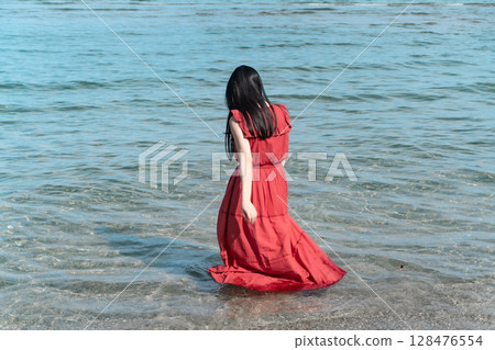 紅衣女子與大海③ 128476554