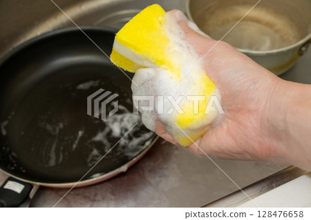 帶有洗滌劑泡沫的廚房海綿 128476658