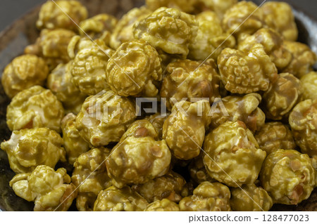 黑色背景中的抹茶爆米花 黑色背景中的抹茶爆米花 128477023