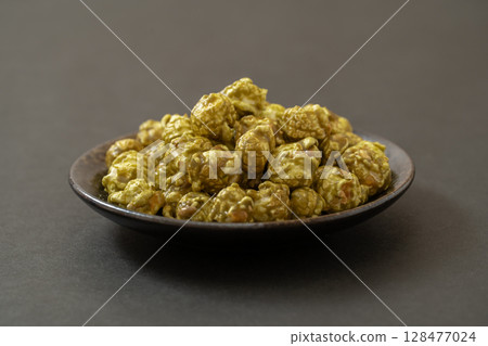 黑色背景中的抹茶爆米花 黑色背景中的抹茶爆米花 128477024