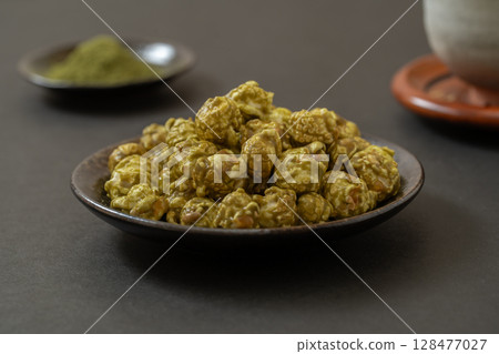 黑色背景中的抹茶爆米花 128477027