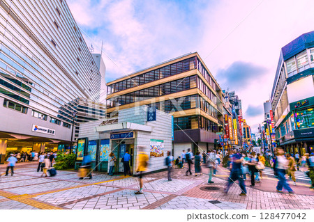7月的橫濱市景。相鐵橫濱站和橫濱市營地鐵藍線橫濱站的景色（第2張） 128477042