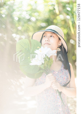 [熱帶度假村] 身穿綠色洋裝的年輕女子 128477158