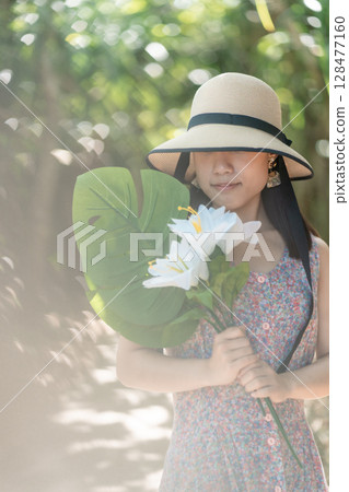 [熱帶度假村] 身穿綠色洋裝的年輕女子 128477160
