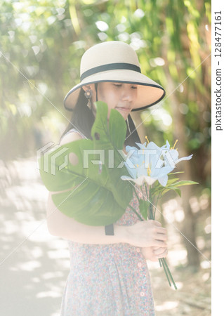 [熱帶度假村] 身穿綠色洋裝的年輕女子 128477161
