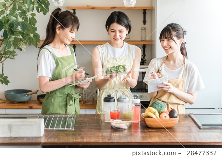 烹飪課、烹飪學校、烹飪課、學習烹飪的媽媽朋友、女性（廚房） 128477332