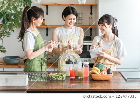 烹飪課、烹飪學校、烹飪課、媽媽朋友做雞肉菜餚、女性（廚房） 128477333