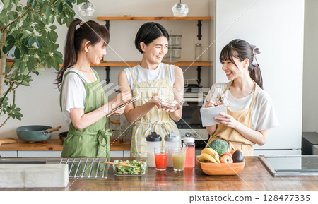 Cooking class, cooking school, cooking class, mom friends making chicken dishes, women (kitchen) Cooking class, cooking school, cooking class, mom friends making chicken dishes, women (kitchen) 128477335