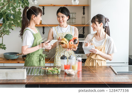 Cooking class, cooking school, cooking class, mom friends with vegetables, women (kitchen) 128477336