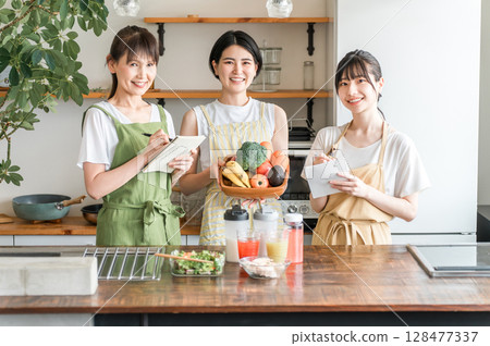 Cooking class, cooking school, cooking class, mom friends with vegetables, women (kitchen) 128477337