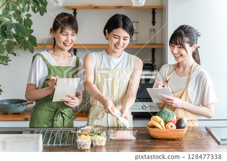 Cooking class, cooking school, cooking class, mom friends making koji dishes, women (kitchen) 128477338