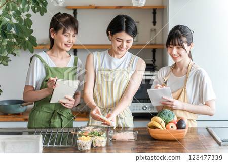 Cooking class, cooking school, cooking class, mom friends making koji dishes, women (kitchen) 128477339