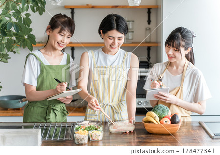 烹飪課，烹飪學校，烹飪班，媽媽朋友製作麴菌菜餚，女性（廚房） 128477341