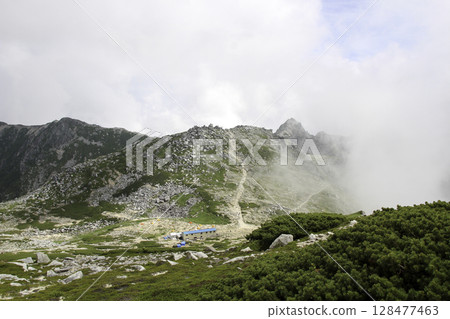 夏季保研山莊和中央阿爾卑斯山的山景、健行路線和高山自然風光 夏季保研山莊和中央阿爾卑斯山的山景、健行路線和高山自然風光 128477463