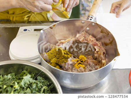 Female hands to cook Female hands to cook 128477534