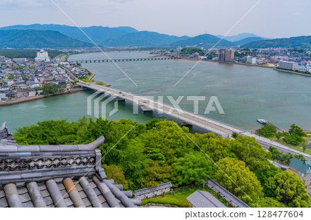 (Saga Prefecture) A sightseeing boat heading towards the pier, seen from the Karatsu Castle tower (Saga Prefecture) A sightseeing boat heading towards the pier, seen from the Karatsu Castle tower 128477604