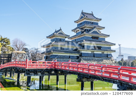 長野縣松本市，國寶松本城，陽光明媚的日子 128477609